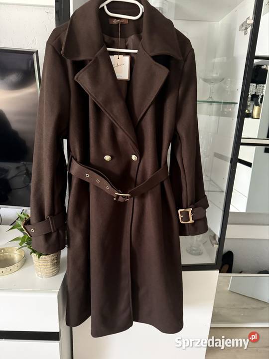 Brązowy płaszcz z paskiem