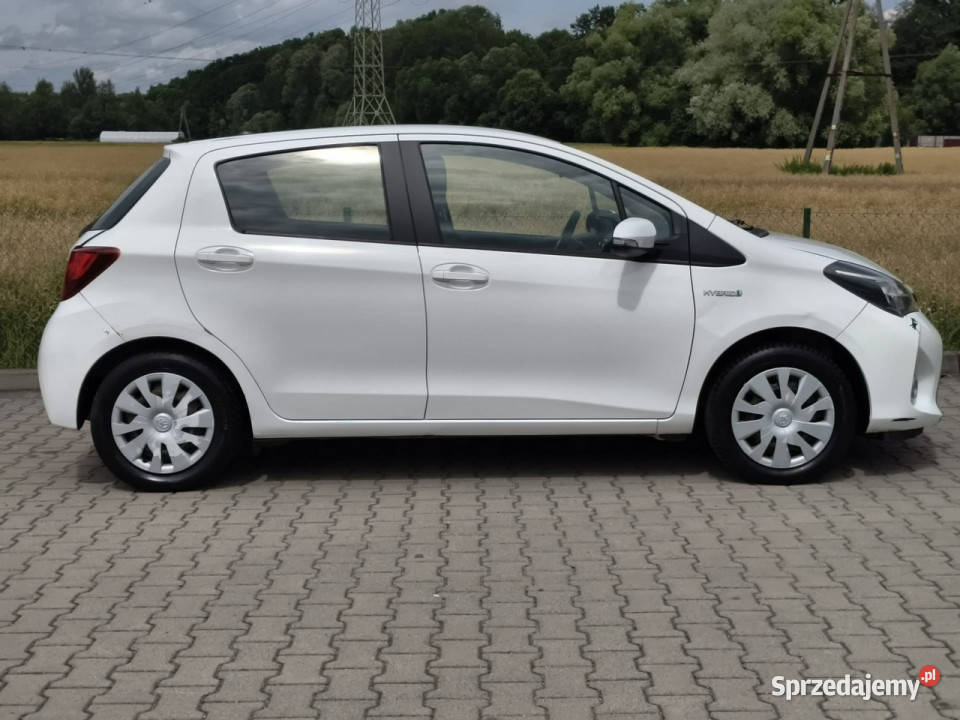 Toyota Yaris 15 benzynka hybryda automat
