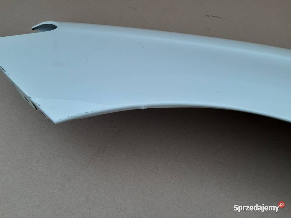 MERCEDES BKLASA W246 BŁOTNIK LEWY PRZÓD Trzciel