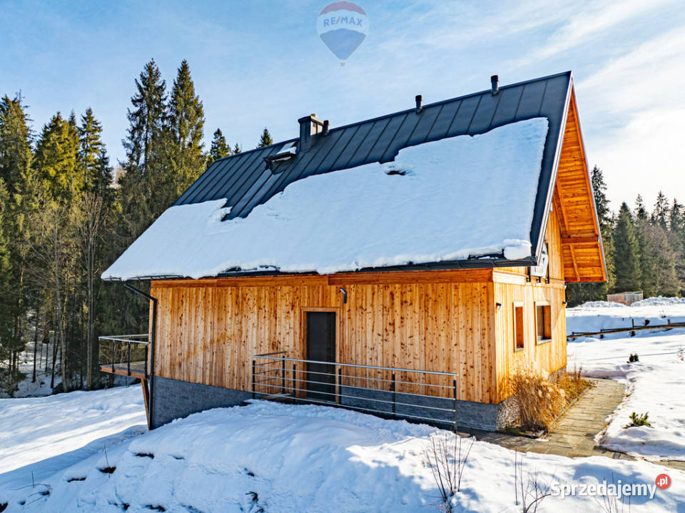 Dom jednorodziny z wiatą w otoczeniu lasu i Nieruchomości