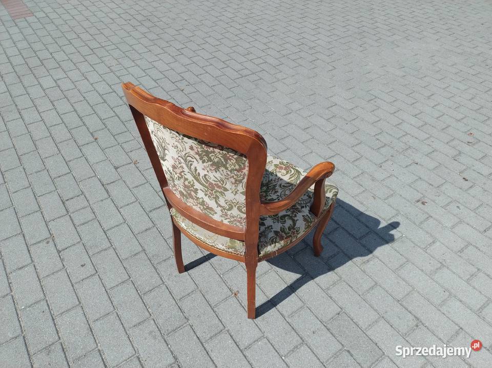 Stary stylowy ładnie zdobiony fotel w stylu Gdynia