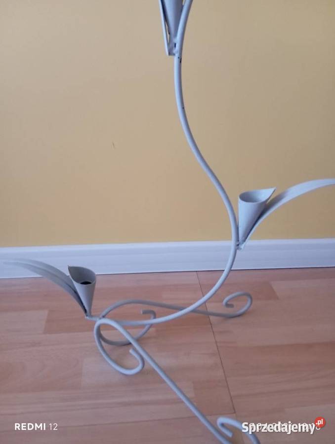 Świecznik w kolorze popielatym