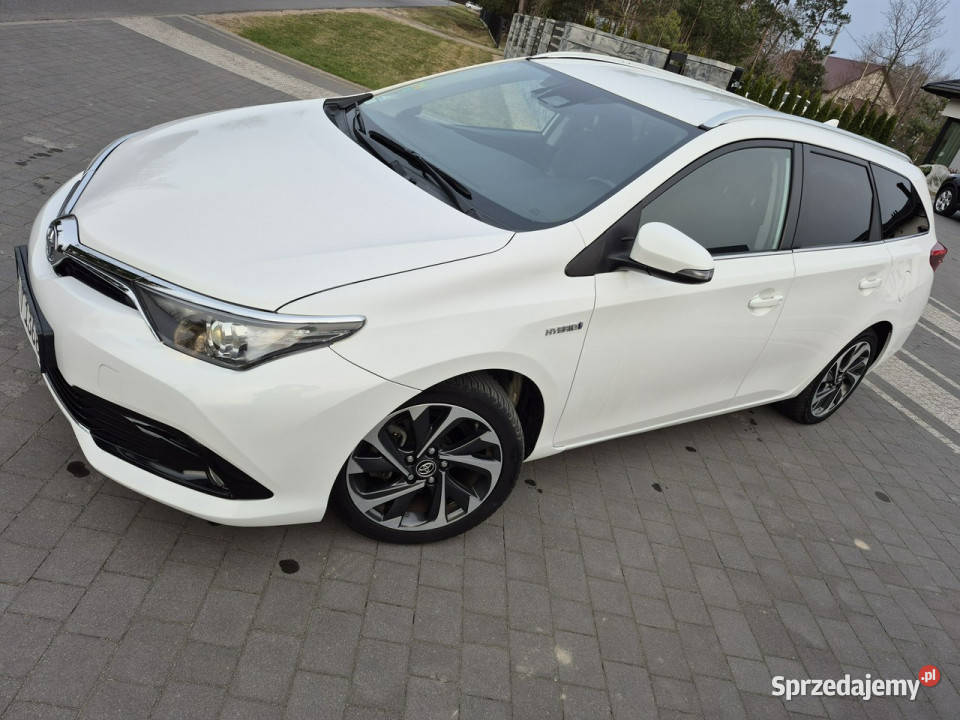 Toyota Auris 18 hybrid climatronic kamera grzane
