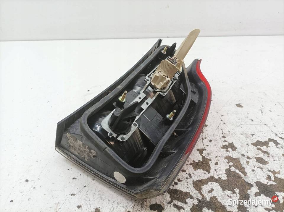 LAMPA TYŁ LEWA KOMBI Volvo V70 II 19992007