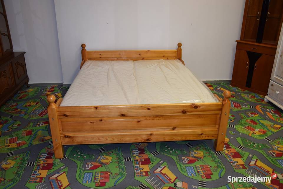 łóżko sosnowe z nowymi materacami