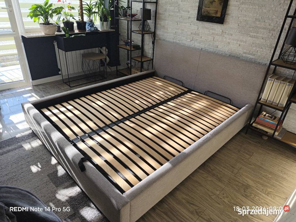 Duże łóżko z grubym materacem 160cm Tuchola
