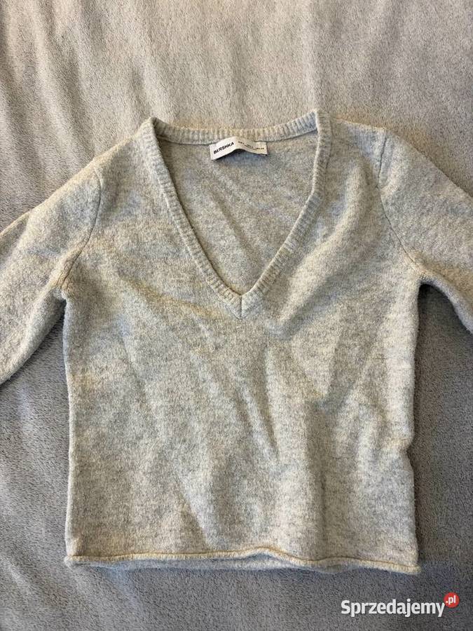Sweter szary z dekoltem w serek