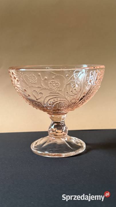Cukiernicabomboniera szklana w rozowym kolorze Porcelana i szkło lubelskie Lublin