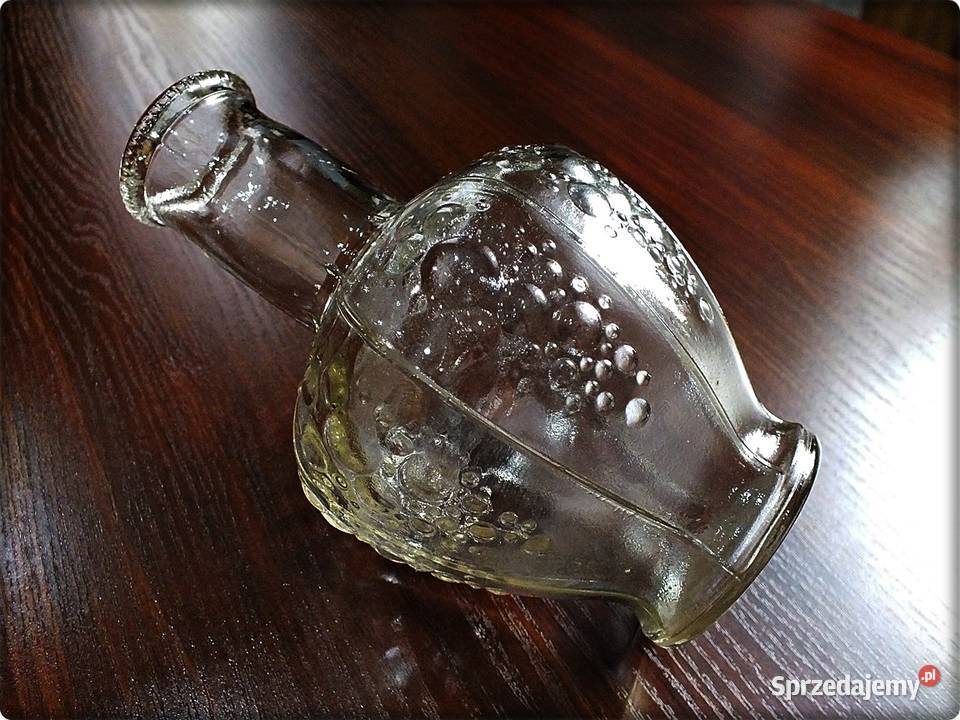 Karafka szklana Stare szkło z motywem winogron z Dzbanki, karafki i mleczniki lubuskie Żary