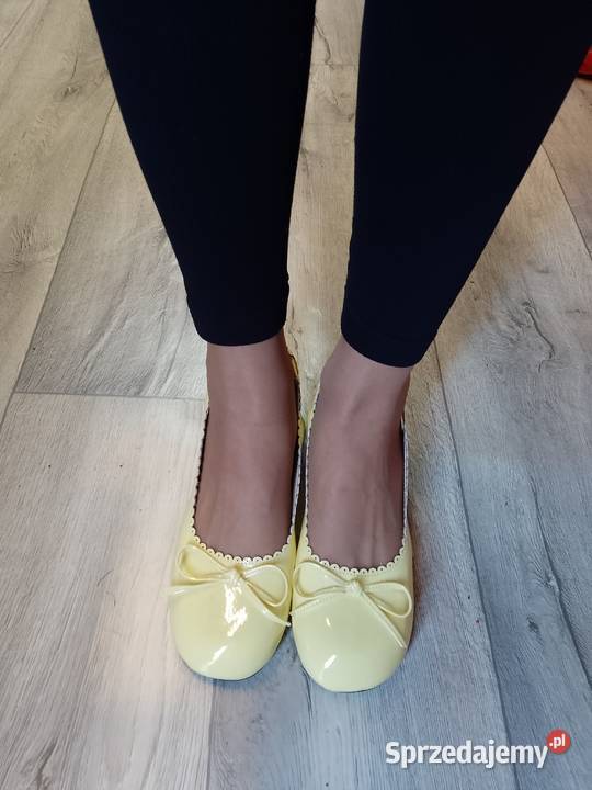 41 Żółte czółenka wieczorowe z odkrytą piętą na małopolskie