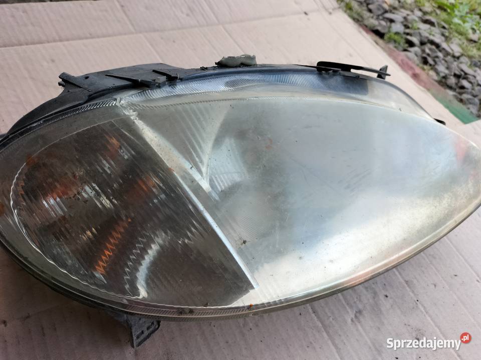 Renault Megane 1 Lampa przód przednia Prawa