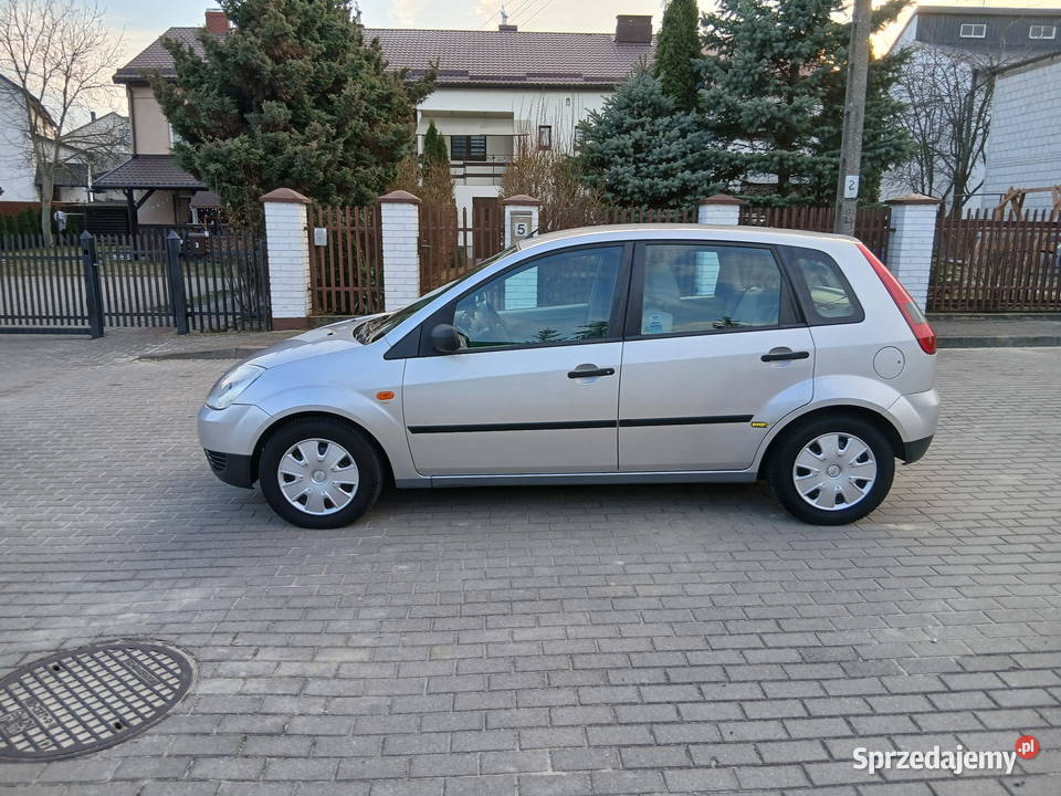 Ford Fiesta 125 benzyna Polski salon nieuszkodzony Ciechanowiec sprzedam
