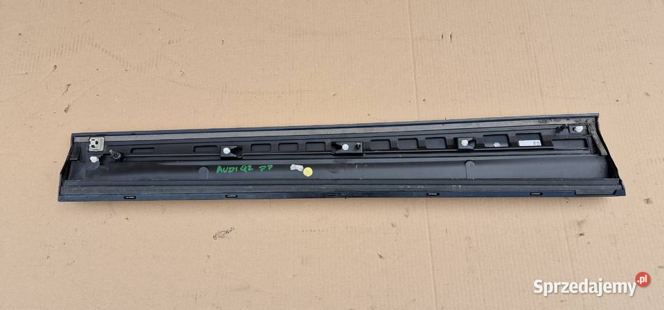 AUDI Q2 LISTWA DRZWI PRAWY PRZÓD 81A853960 Bieleń