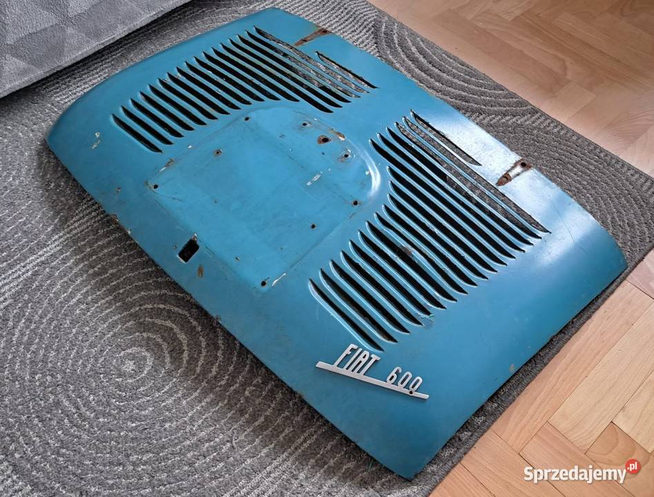 Klapa silnika Fiat 600 z emblematem osobowe