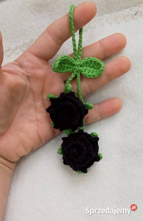 Czarne różyczki wykonane na szydełku brelok do Łask