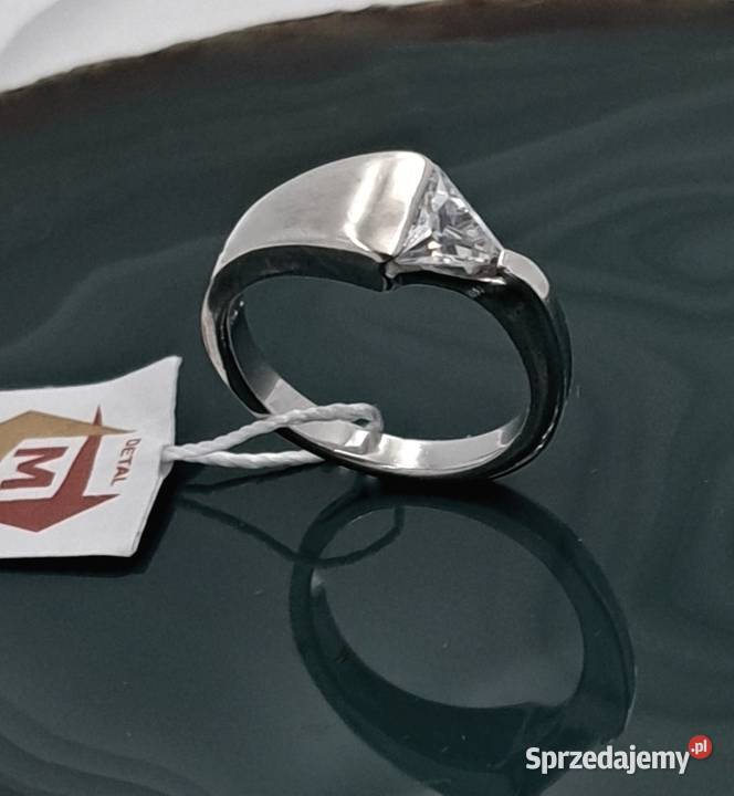 40Pierścionek r12 srebrny z trójkątną cyrkonią sprzedam