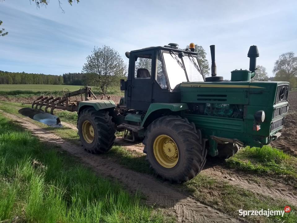 Charkowiec T150K Kirowiec 4x4 pług zawieszany