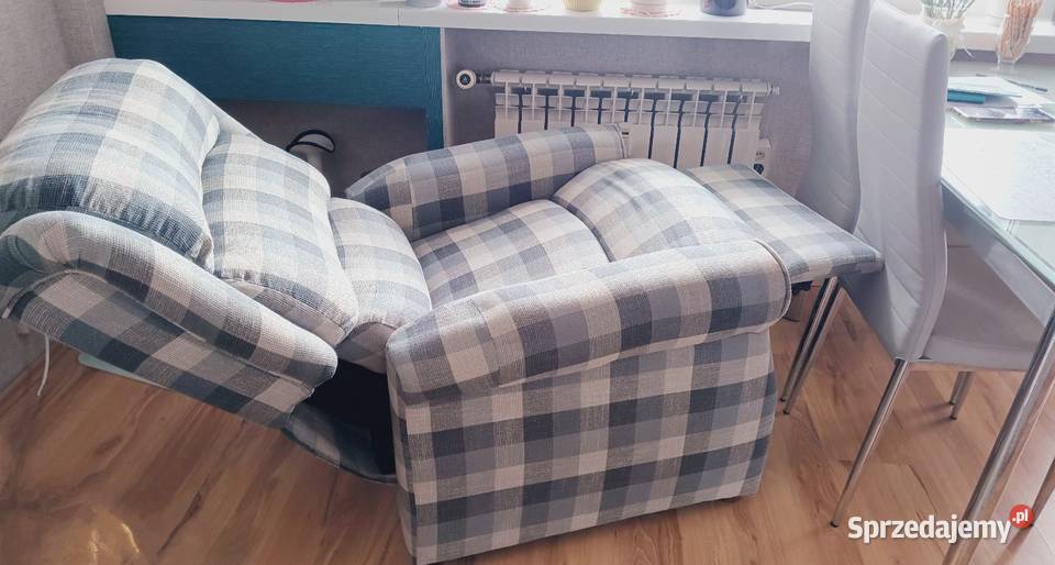 Fotel rozkładany tapicerowany w kratę Jelenia Góra
