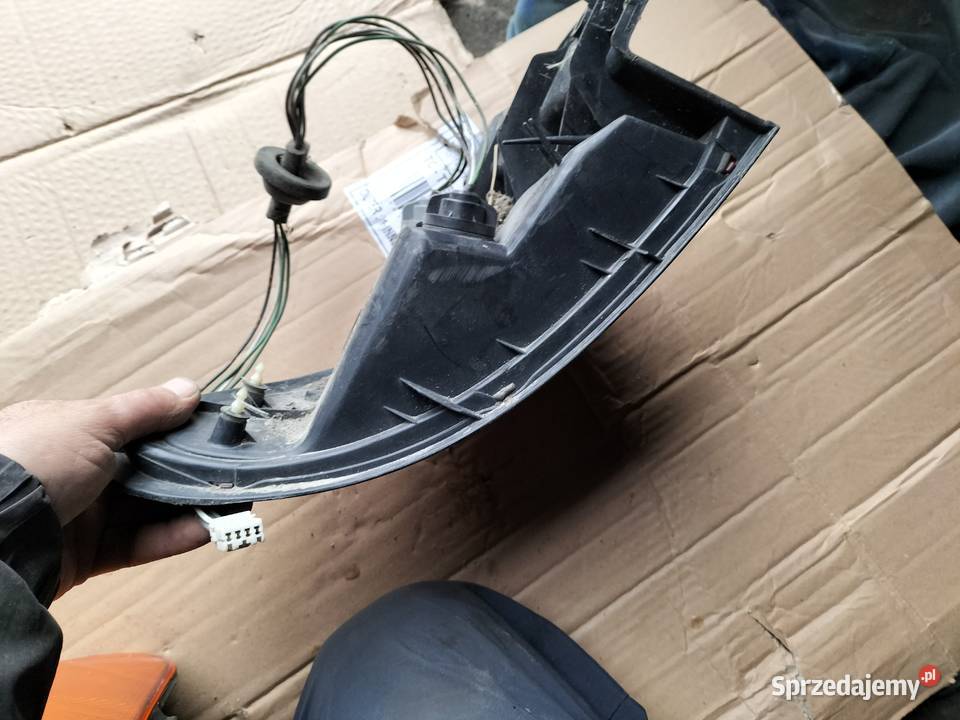 LAMPA TYŁ TYLNA PRAWA Mazda 323F BA osobowe Kamień-Kolonia