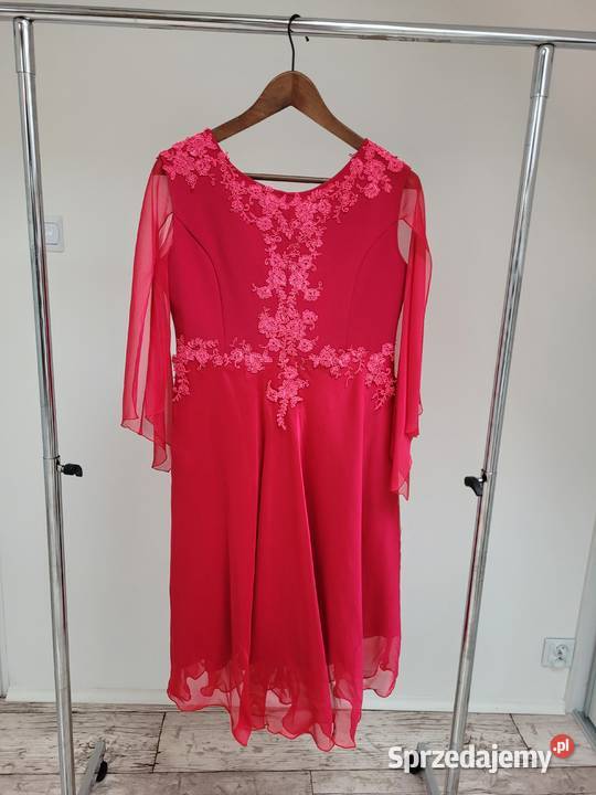 Malinowa sukienka rozkloszowana z koronką