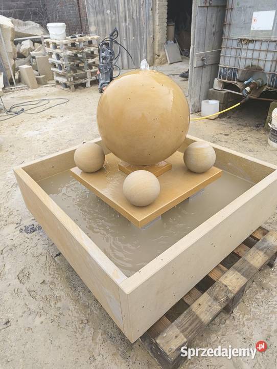 Fontanna z naturalnego kamienia piaskowca Fontanny i kaskady Kamienna Góra