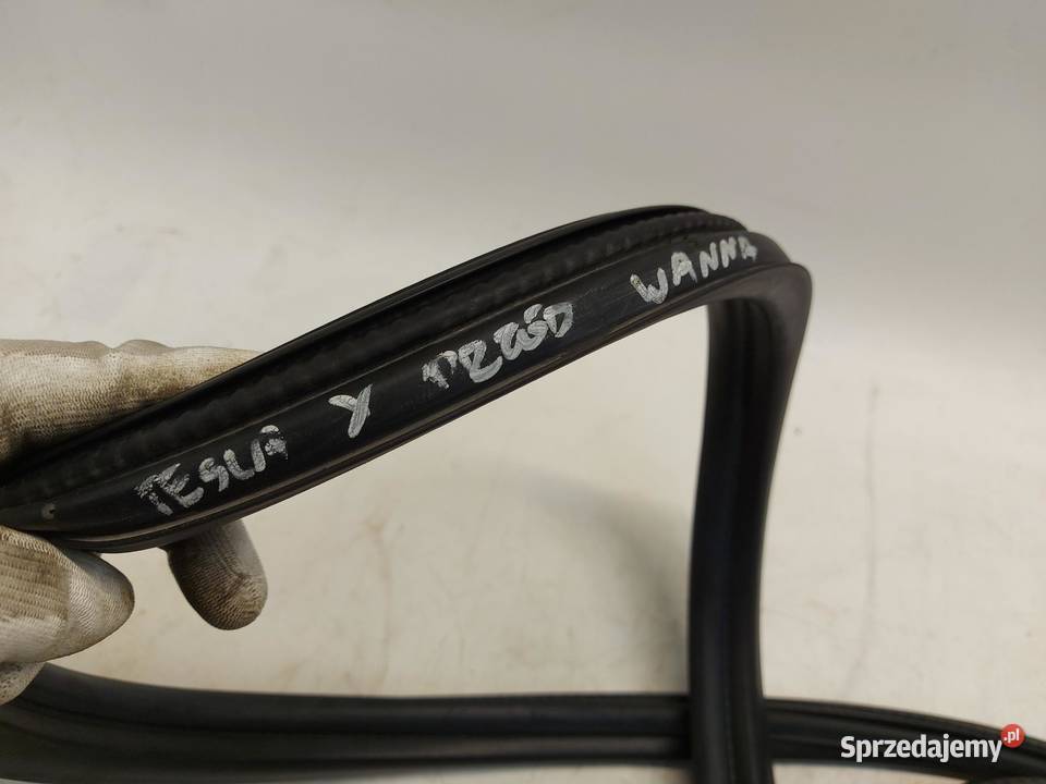 TESLA MODEL Y 2023r Uszczelka wanny schowka