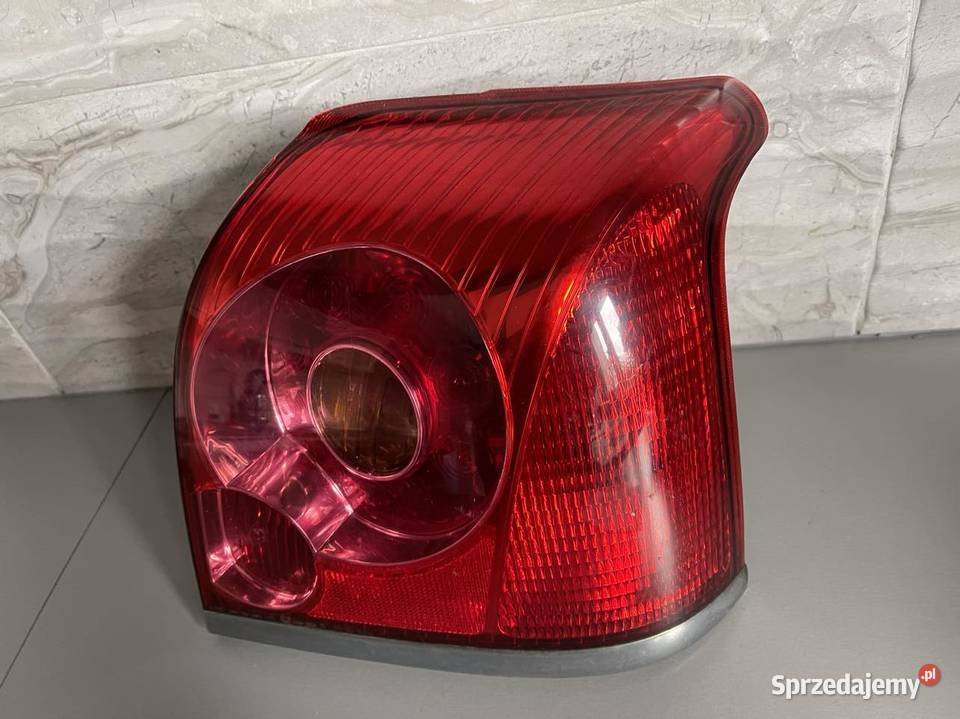 TOYOTA AVENSIS T25 PRAWA LAMPA TYŁ SEDAN