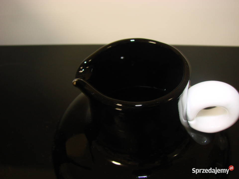 dzbanek z czerwonego szkła pomorskie Pruszcz Gdański