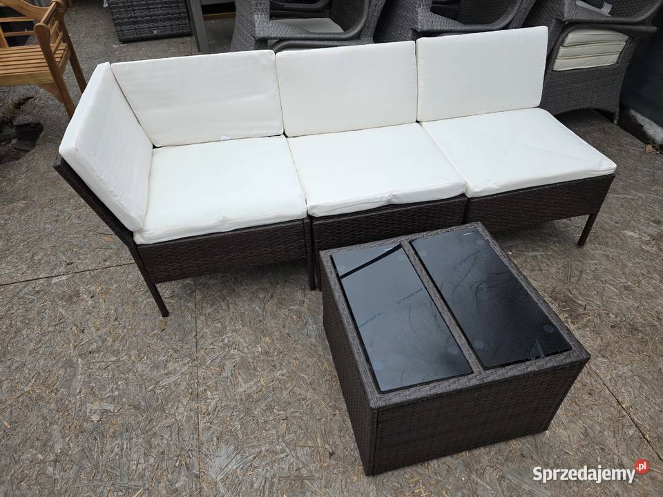 Meble do ogrodu sofa z poduszkami stolik Wschowa