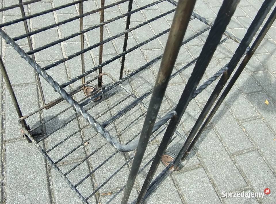 Stary metalowy barek na kólkach metaloplastyka