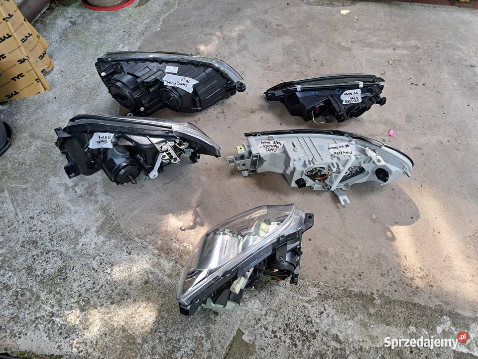 Toyota Avensis 0609r lampa przód L