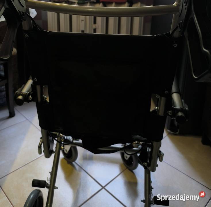 Inwalidzki nowy wozek dzieciecy