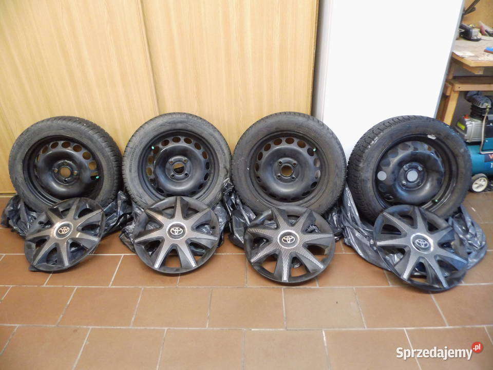 Koła z oponami zimowymi i kołpakami Toyota Radzewice