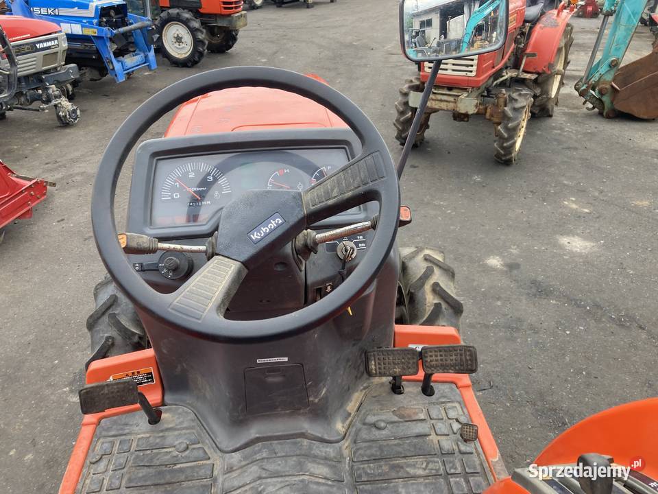 Kubota T240 mocny i niezawodny traktor 24 Skrzynia biegów Manualna Skała