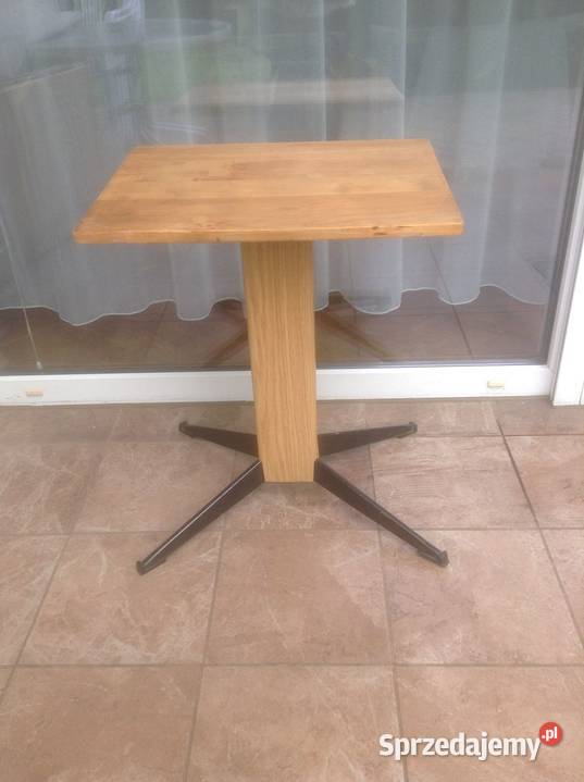 Stolik z drewnianym blatem na metalowym