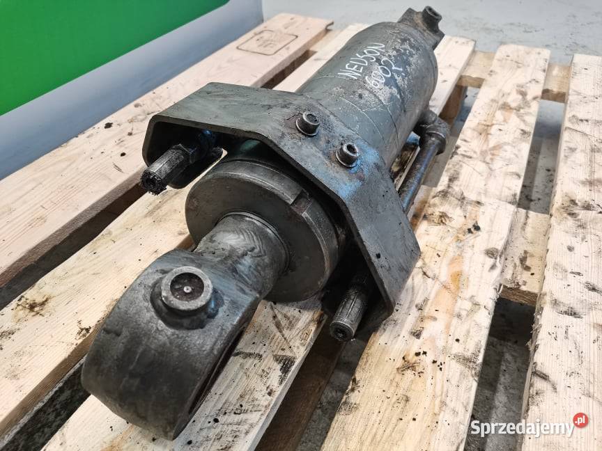 Neuson 6002 Siłownik pługa Wilkowo