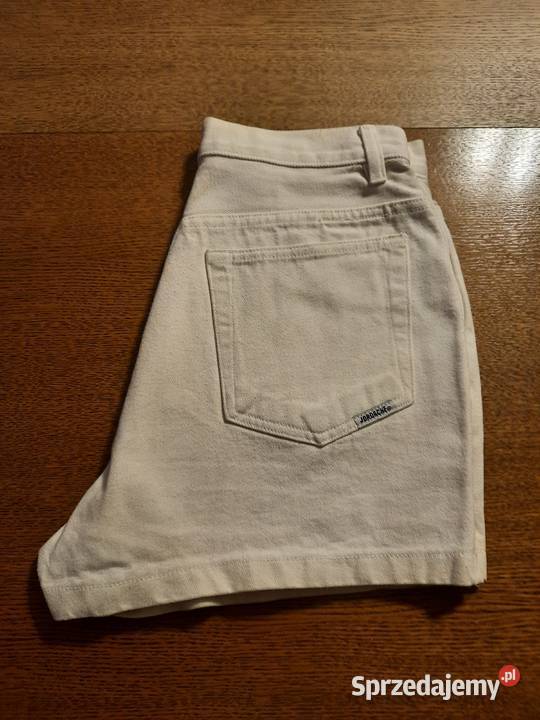 Spodenki krótkie ze złotymi ozdobami