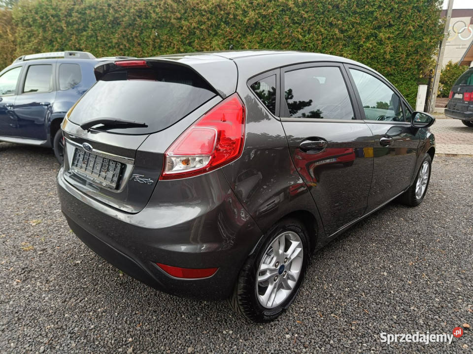 Ford Fiesta Podgrzewane fotele i Przednia szyba wielofunkcyjna kierownica