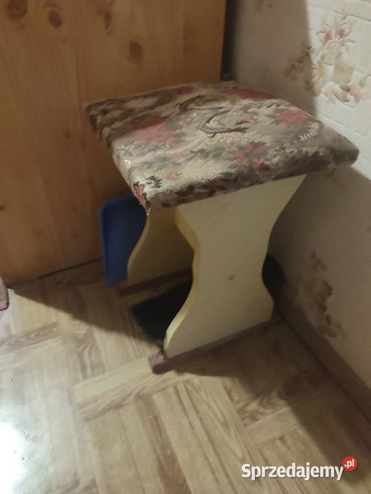 Stołem i 4 taboretami Lubsko