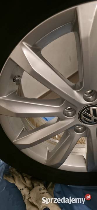 VW felgi 17 z oponami całorocznymi Continental