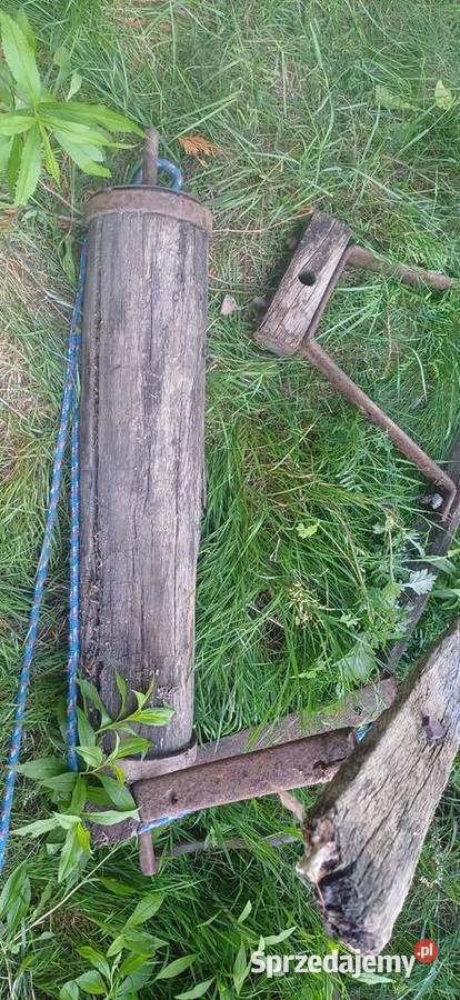 Stary drewniany wał kołowrotu studni z korbą Puławy