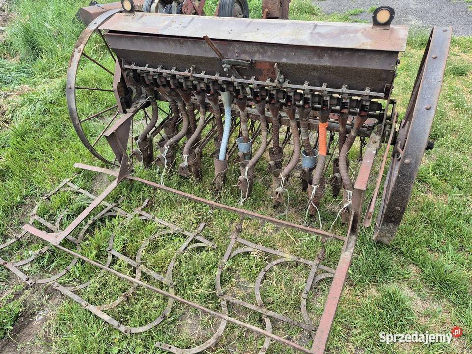 Siewnik konny przystosowany do traktora Korytów