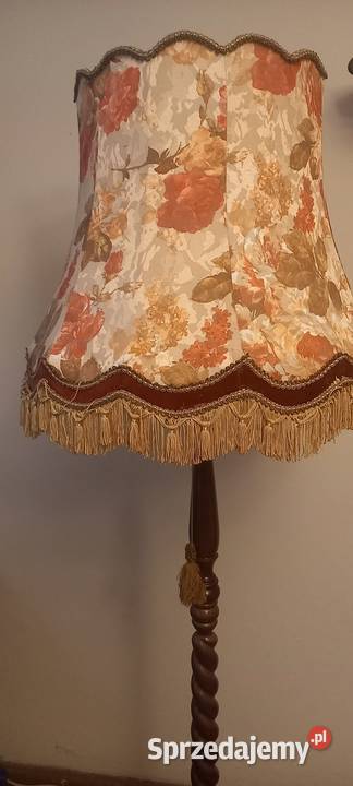 Wysoka drewniana lampa podłogowa z abażurem Skierniewice