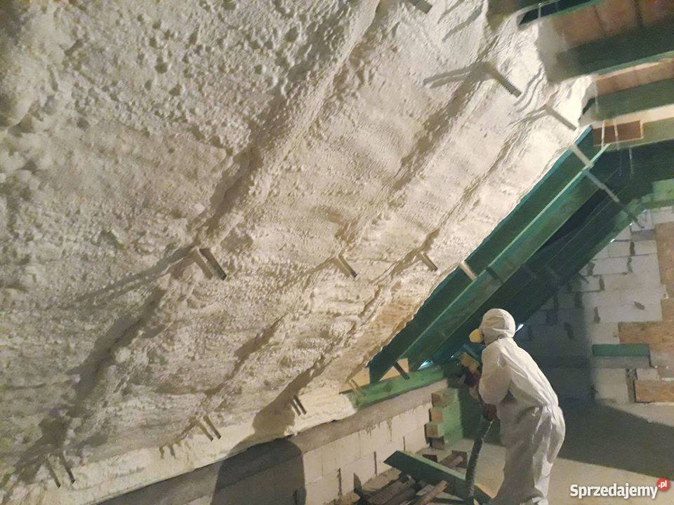 Ocieplanie poddaszy Pianą PUR usługi budowlane