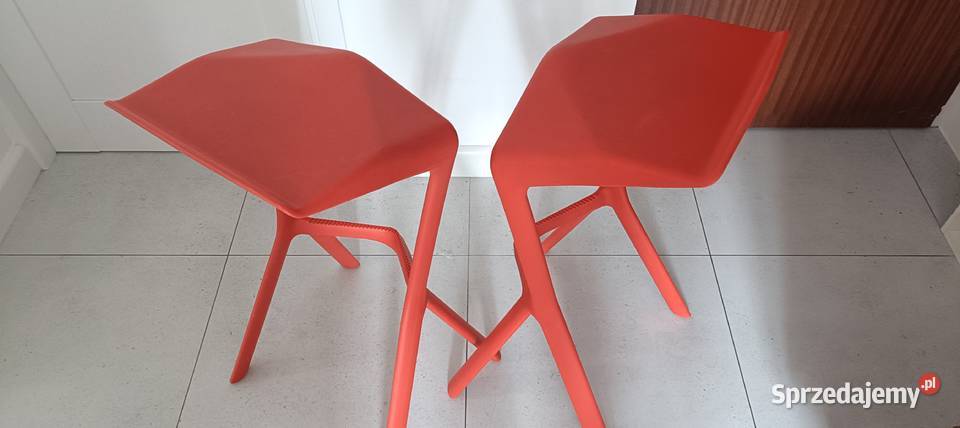 Piękne designerskie czerwone hokery barowe