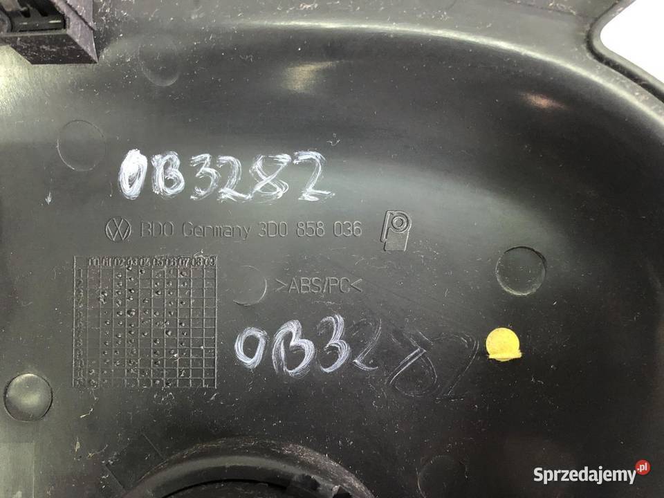 OSŁONA KONSOLI PRAWA 3D0858036 VW PHAETON osobowe Osłony i zaślepki