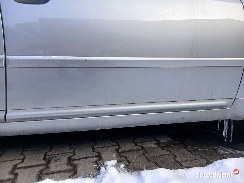 Listwa drzwi dolna prawy przód Audi A6 C5 2002 osobowe Szczerbice
