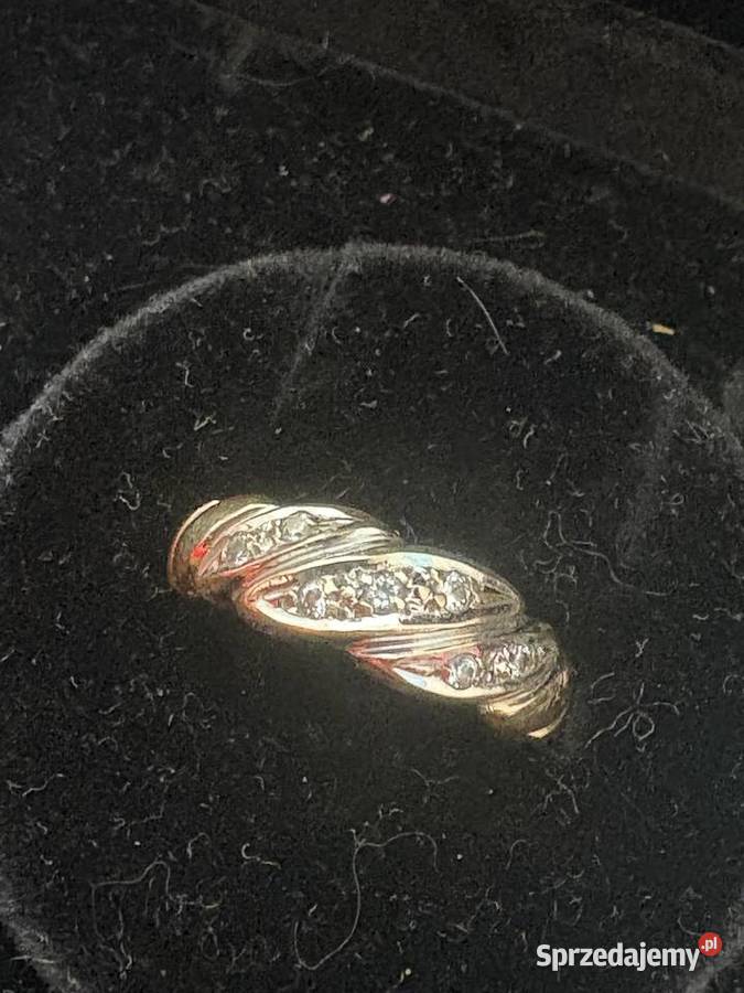 Złoty pierścionek z diamentami