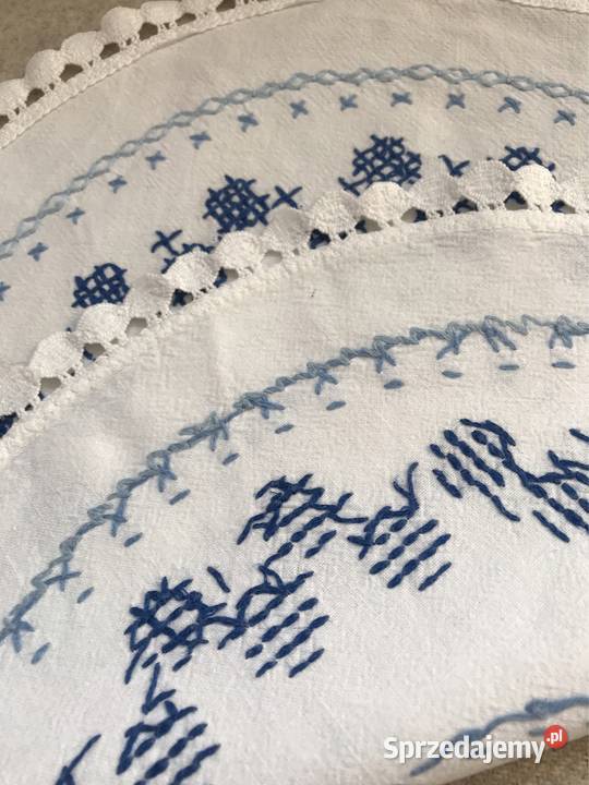 Okrągła haftowana ręcznie serwetka niebieska Warszawa