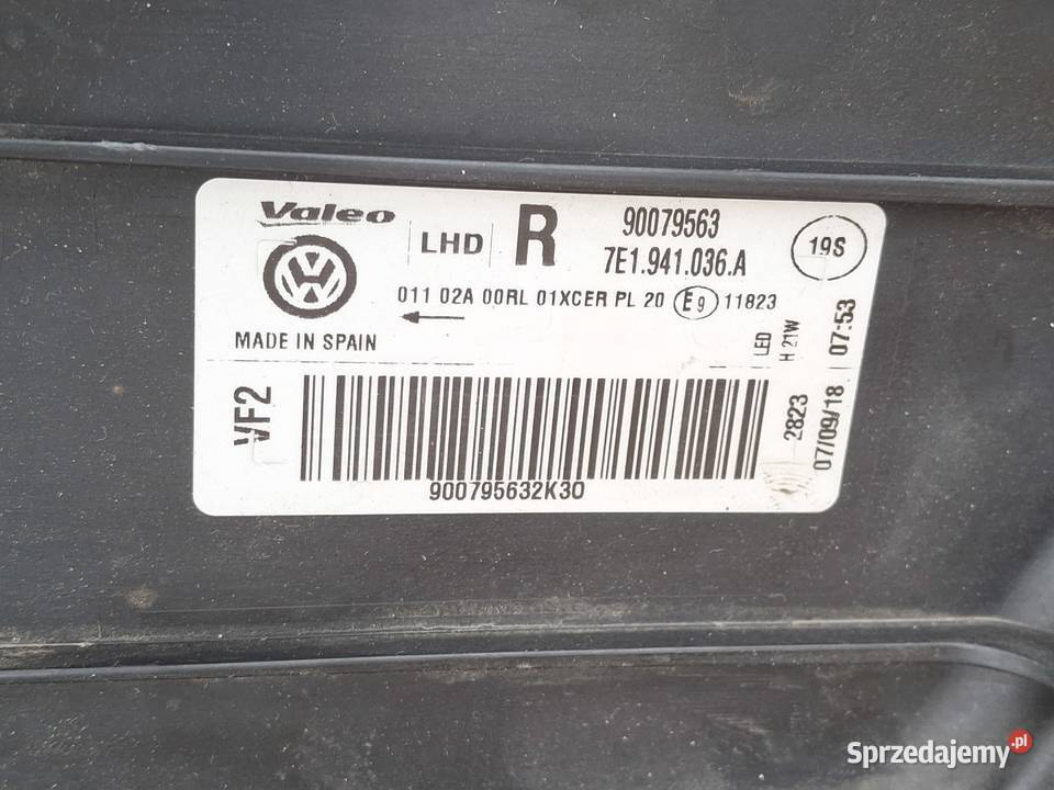 VW T6 MULTIVAN CARAVELLE REFLEKTOR PRAWY FULL Oświetlenie Bieleń